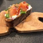Tartine au saumon sur planche Le Petit Parisien